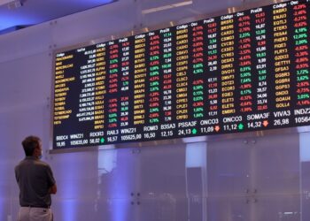 variação do título original: Ibovespa fecha em alta com impulso de commodities e dólar cai a R$ 4,90