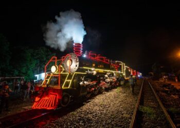 trem iluminado, locomotiva iluminada, Maria-Fumaça
