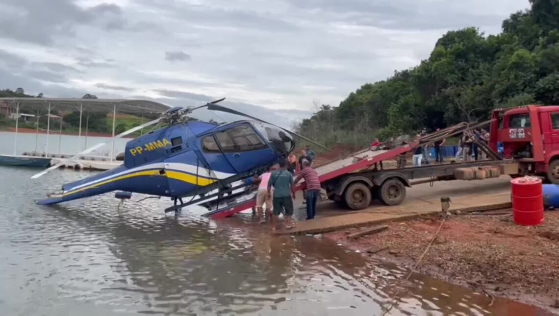 vídeo mostra remoção de helicóptero do lago de Furnas, filmagens retratam retirada de helicóptero do lago de Furnas