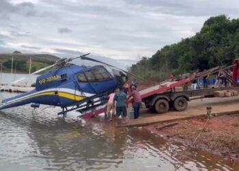 vídeo mostra remoção de helicóptero do lago de Furnas, filmagens retratam retirada de helicóptero do lago de Furnas