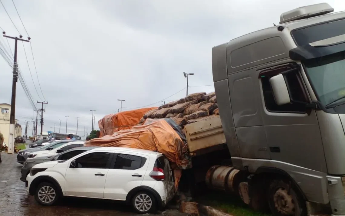 colisão, acidente de trânsito médio, colisão de veículos;