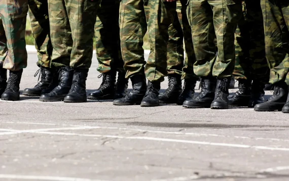 desistência, saída, voluntária do serviço militar;