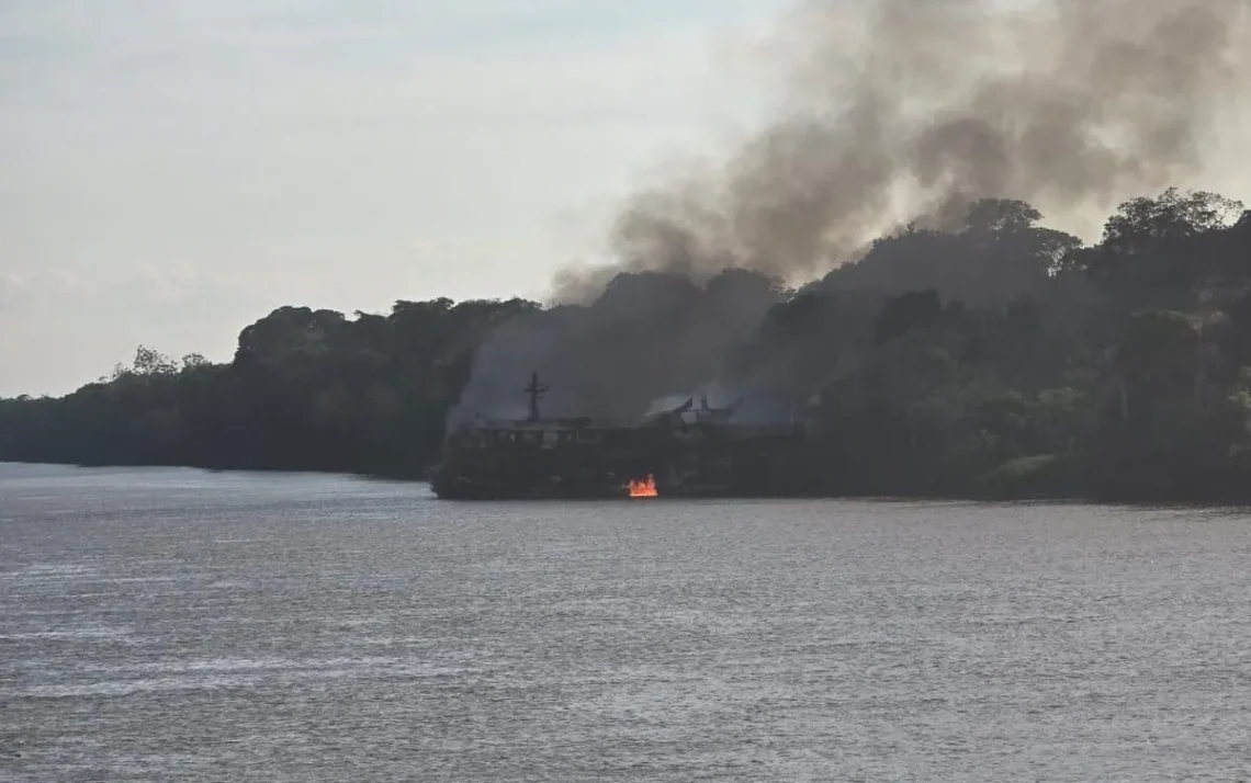 navio, barco, embarcação;