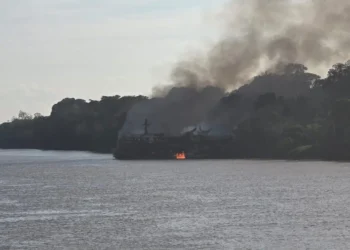 navio, barco, embarcação;