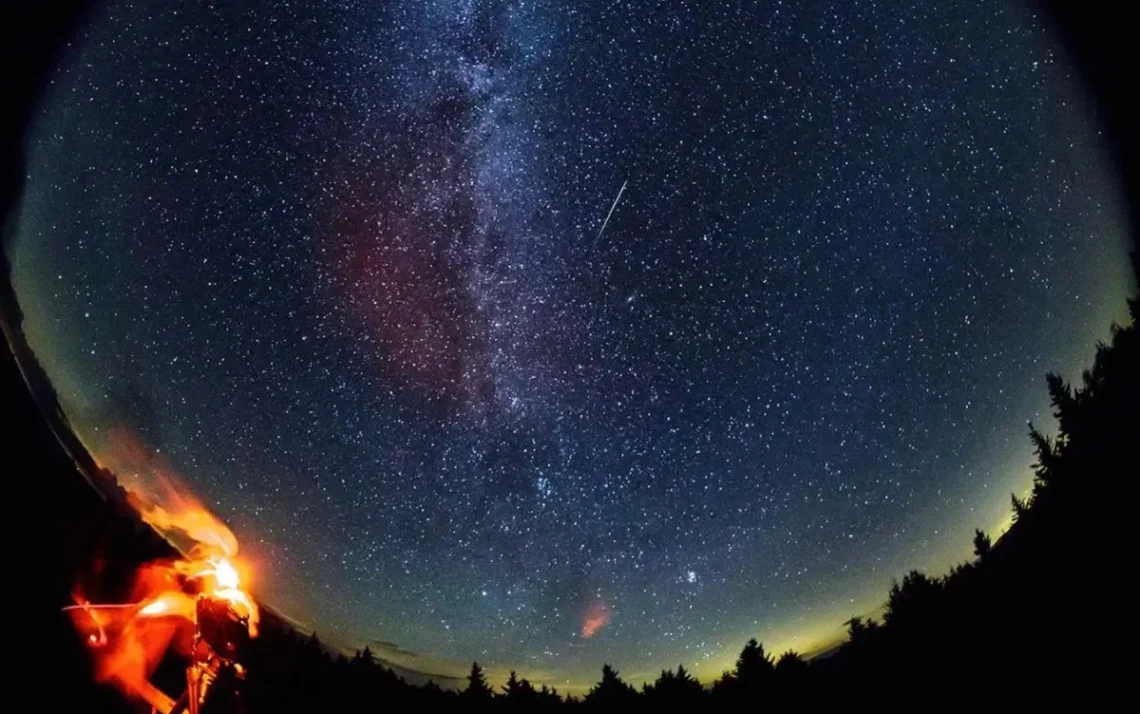 chuva de estrelas cadentes, fenômeno astronômico, meteor shower;