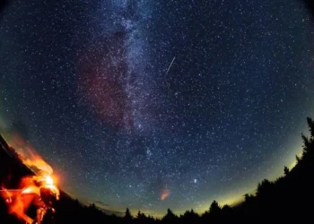 chuva de estrelas cadentes, fenômeno astronômico, meteor shower;