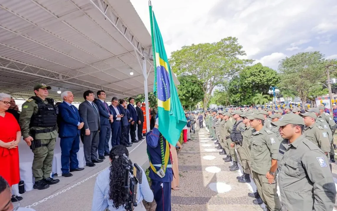 Governador promove 255 policiais militares durante solenidade em comemoração ao Dia da Bandeira no Piauí Divulgação - Todos os direitos: © A10 Mais