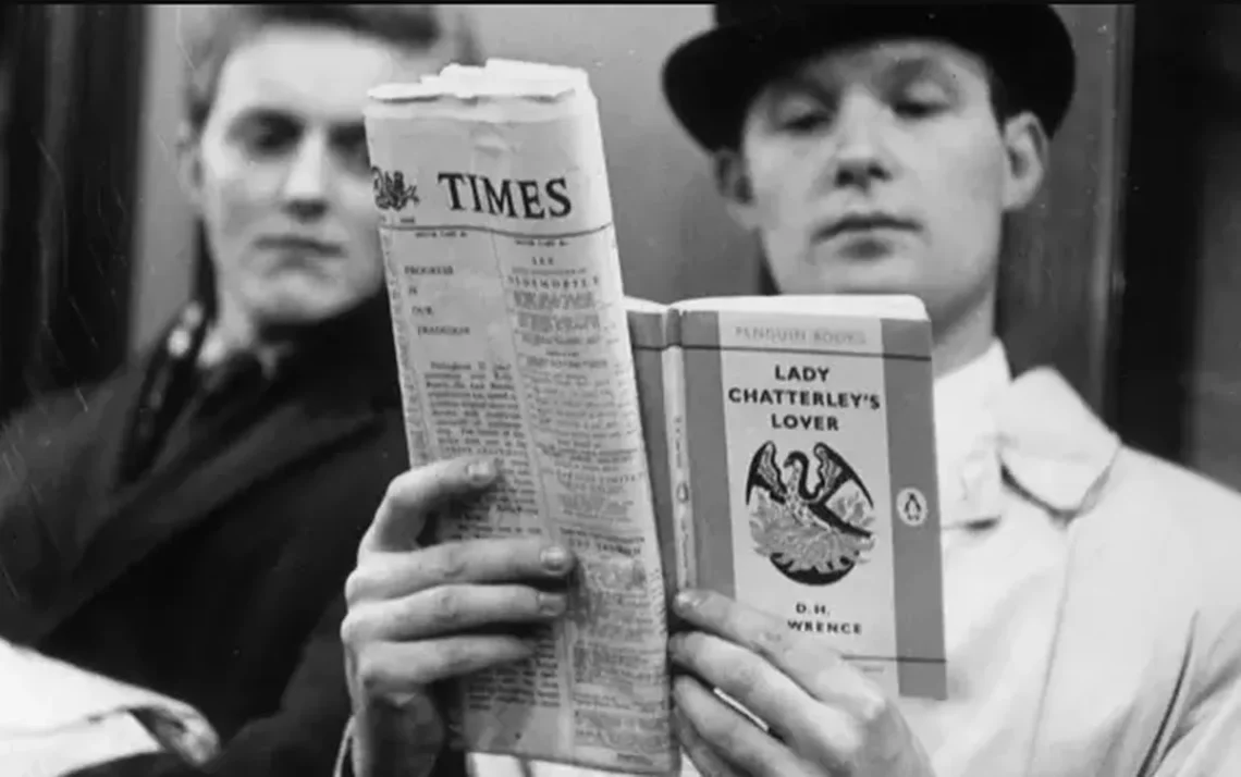 O julgamento do livro O Amante de Lady Chatterley, no Reino Unido, acabou promovendo a obra — e levou a uma corrida às livrarias para conferir o motivo de tanto alvoroço — Foto: Getty Images via BBC O júri absolveu a Penguin Books, e o romance virou um sucesso. — Foto: Getty Images via BBC Allen Lane, o fundador da Penguin Books, editora processada por publicar a obra — Foto: Getty Images via BBC - Todos os direitos: © G1 - Globo Mundo