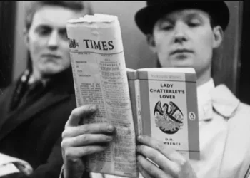 O julgamento do livro O Amante de Lady Chatterley, no Reino Unido, acabou promovendo a obra — e levou a uma corrida às livrarias para conferir o motivo de tanto alvoroço — Foto: Getty Images via BBC O júri absolveu a Penguin Books, e o romance virou um sucesso. — Foto: Getty Images via BBC Allen Lane, o fundador da Penguin Books, editora processada por publicar a obra — Foto: Getty Images via BBC - Todos os direitos: © G1 - Globo Mundo