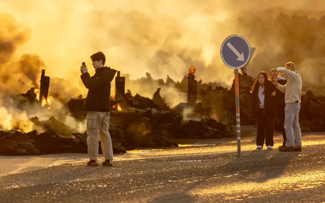 vulcões, erupções, em erupção;