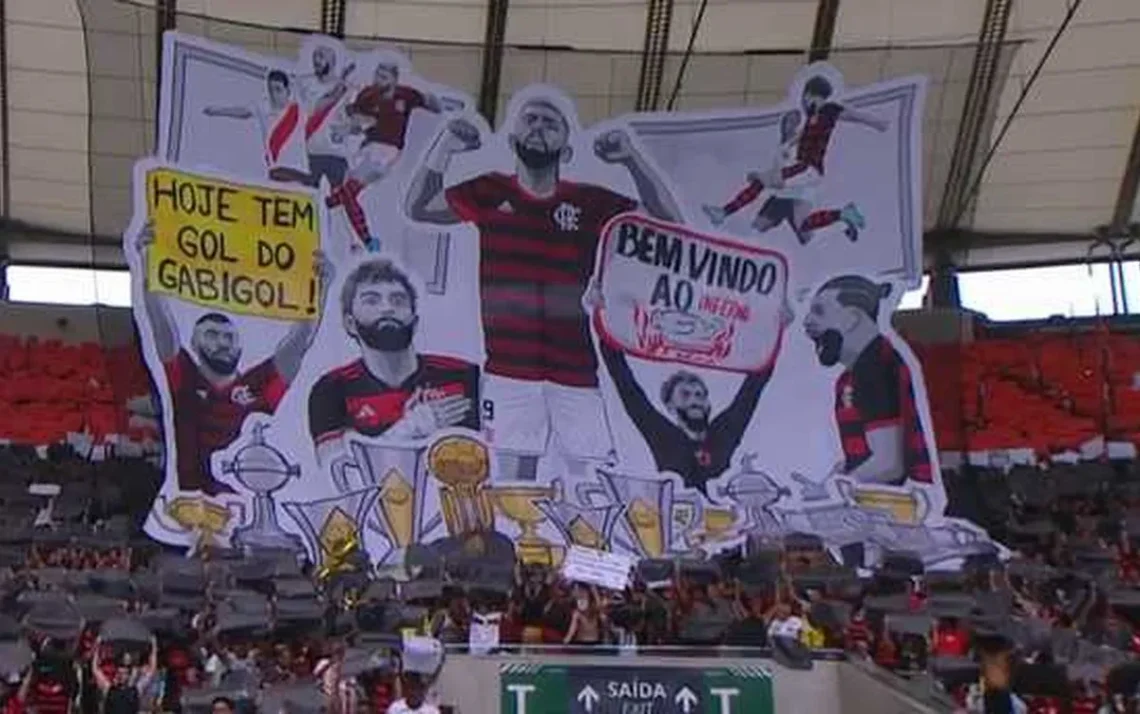 Mosaico da torcida do Flamengo para Gabigol Landim entrega placa a Gabigol antes de jogo do Flamengo Torcedores homenageando o Gabigol no Maracanã - Todos os direitos: © GE - Globo Esportes