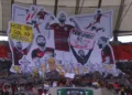 Mosaico da torcida do Flamengo para Gabigol Landim entrega placa a Gabigol antes de jogo do Flamengo Torcedores homenageando o Gabigol no Maracanã - Todos os direitos: © GE - Globo Esportes