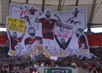 Mosaico da torcida do Flamengo para Gabigol Landim entrega placa a Gabigol antes de jogo do Flamengo Torcedores homenageando o Gabigol no Maracanã - Todos os direitos: © GE - Globo Esportes