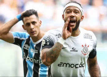 Memphis Depay provoca goleiro do Grêmio após golaço pelo Corinthians: 'Era melhor não se envolver' - Foto: @ ESPN - Todos os direitos: @ ESPN