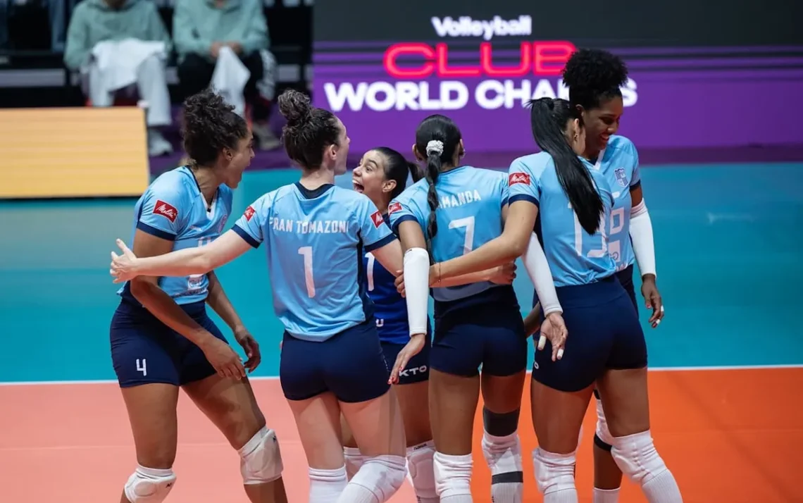 Nesta quarta-feira, o time brasileiro venceu o time egípcio por 3 sets a 0 e decide vaga na semifinal contra Tianjin na última rodada - Todos os direitos: © GE - Globo Esportes