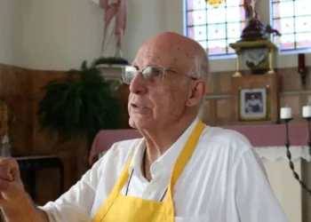 Padre Júlio Lancellotti na igreja São Miguel Arcanjo. “É um tal de enfeita, enfeita, enfeita para o Natal”, critica. Foto: Rovena Rosa/AB Pessoas em situação de rua recebem o café da manhã natalino distribuído pelo padre Júlio Lancellotti, na Mooca, em São Paulo. Foto: Marcos Zibordi O café da manhã natalino tem vitamina, banana, pão e panetone para cerca de 300 pessoas em 20 de dezembro de 2024. Foto: Marcos Zibordi Caminhão, furgão, e dois carros da GCM vão embora rapidamente quando padre Júlio Lancellotti filma a ação. Foto: Luiz Fernando Duarte da Silva - Todos os direitos: @ Terra