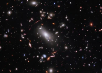 A galáxia foi detectada pelo Telescópio James Webb cerca de 600 milhões de anos após o Big Bang e apresenta 10 aglomerados estelares - Todos os direitos: @Olhar Digital