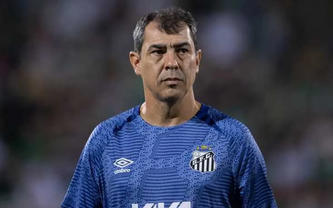 Vasco avança na negociação com técnico Fábio Carille, ex-Santos O que mais pesou para a demissão do Carille? GE Santos debate Menino Gui ganha prêmio da Fifa de Torcedor do Ano - Todos os direitos: © GE - Globo Esportes