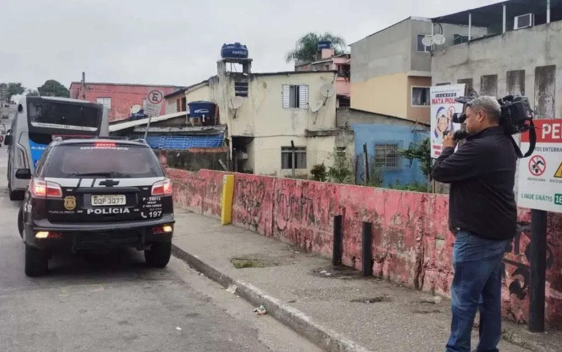 policiais, policiamento, forças, oficiais;