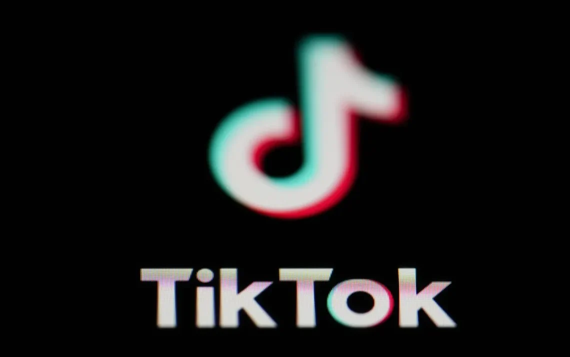 FILE - The icon for the video sharing TikTok app is seen on a smartphone, on Feb. 28, 2023. China appealed Friday, March 17, 2023, to other governments to treat its companies fairly after Britain and — Foto: Matt Slocum/AP - Todos os direitos: @ Valor Invest Globo