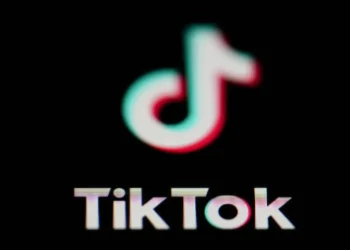 FILE - The icon for the video sharing TikTok app is seen on a smartphone, on Feb. 28, 2023. China appealed Friday, March 17, 2023, to other governments to treat its companies fairly after Britain and — Foto: Matt Slocum/AP - Todos os direitos: @ Valor Invest Globo