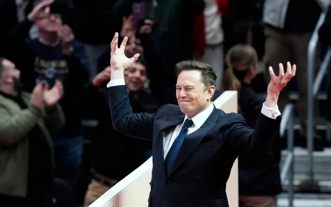 Musk fez o que parece ser um gesto nazista — Foto: Reuters Gesto de Musk gera polêmica durante fala do bilionário em evento da posse de Trump Elon Musk, dono do X, da Tesla e da SpaceX, durante cerimônia de posse do presidente dos EUA, Donald Trump, em 20 de janeiro de 2025 — Foto: AP Photo/Susan Walsh - Todos os direitos: © G1 - Tecnologia