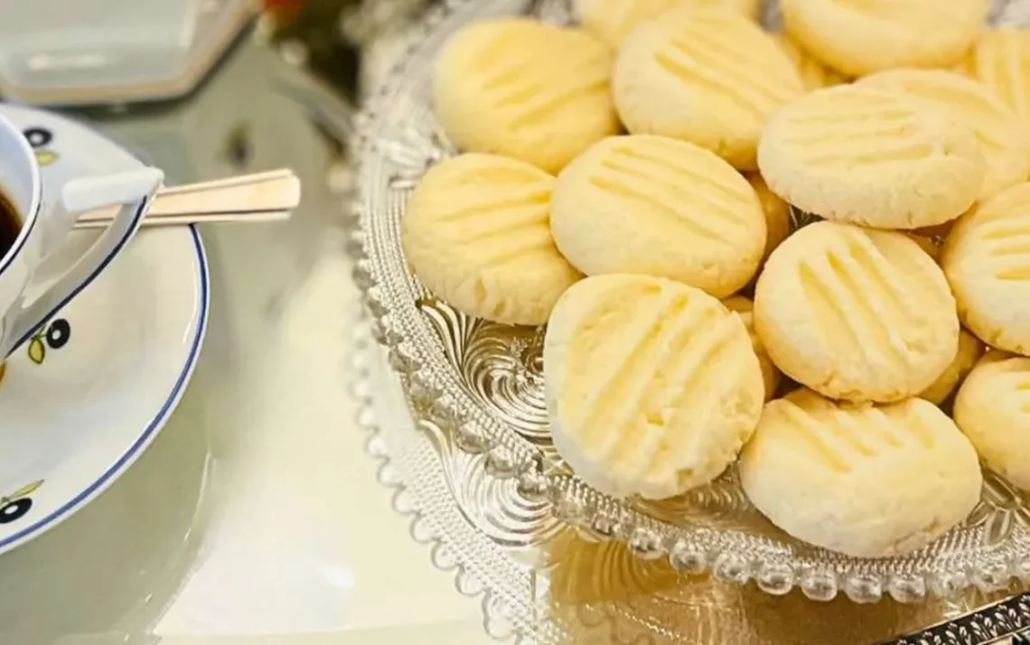 bolinhos, pão-de-queijo, queques;