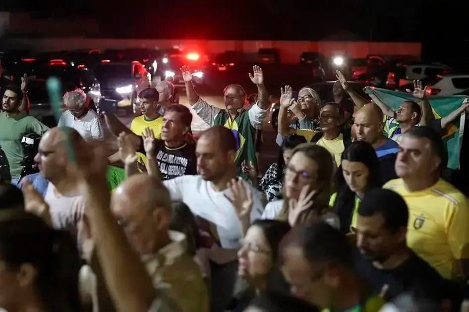 Agressão durante vigília: apoiadores de Bolsonaro reagem a discurso