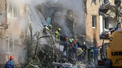 Ataques russos na madrugada causam mortes e racionamento de energia na Ucrânia