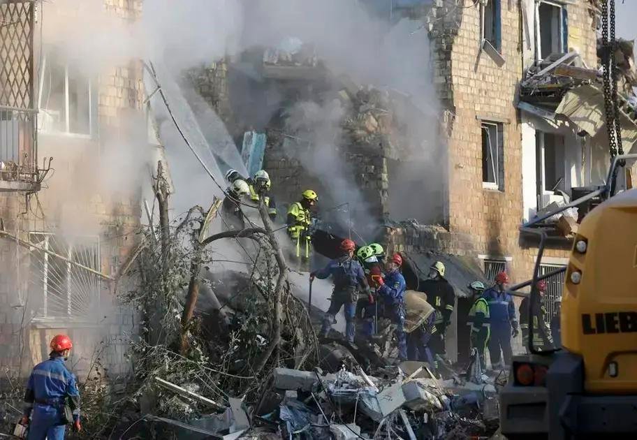 Ataques russos na madrugada causam mortes e racionamento de energia na Ucrânia