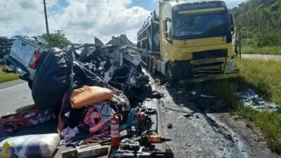 Caminhão colide com caminhonete na BR-101, deixando uma vítima fatal