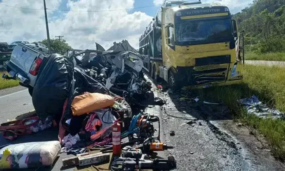 Caminhão colide com caminhonete na BR-101, deixando uma vítima fatal