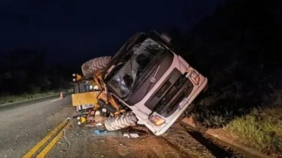 Caminhão tomba na BR-116 após desprendimento de guincho na Bahia