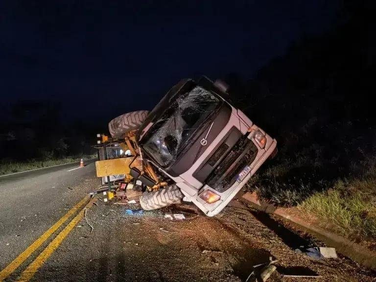 Caminhão tomba na BR-116 após desprendimento de guincho na Bahia