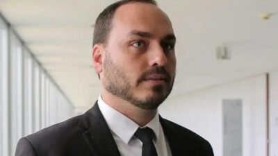 Carlos Bolsonaro alerta sobre crises de saúde do pai na prisão