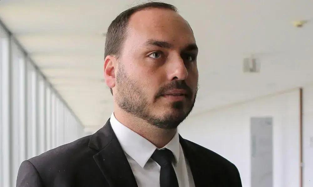 Carlos Bolsonaro alerta sobre crises de saúde do pai na prisão