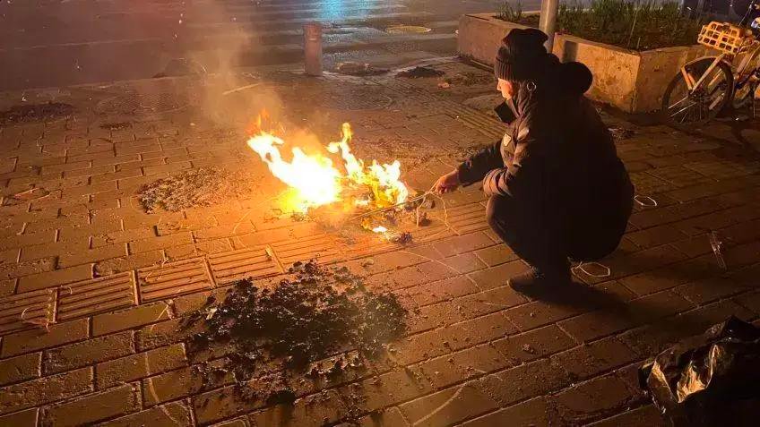 Celebração do Festival Hanyi: Fogueiras nas Ruas de Pequim