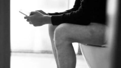 Celular no banheiro: como esse hábito pode causar hemorroidas?