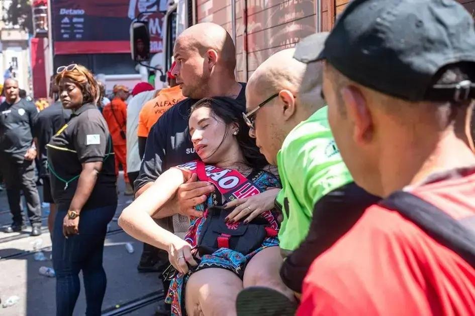 Conflito e festa marcam a comemoração do tetracampeonato da Libertadores