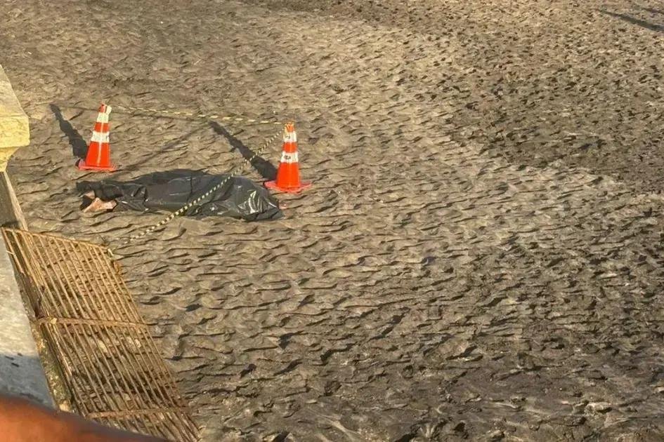 Corpo em estado de decomposição é encontrado na praia da Barra em Salvador