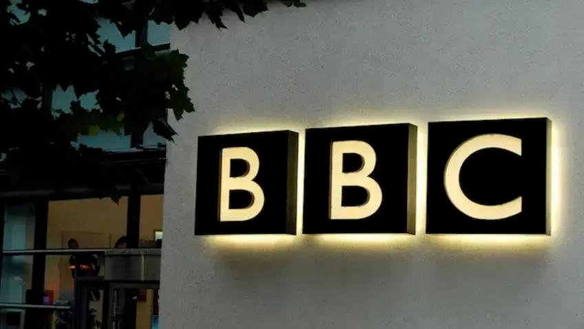 Críticas à cobertura da BBC sobre o conflito em Gaza: Renúncias e correções
