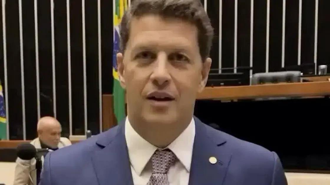 Deputado critica a Proclamação da República como um desserviço ao Brasil