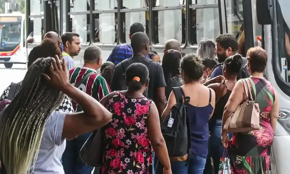 Desemprego no Brasil atinge menor taxa histórica em 2025