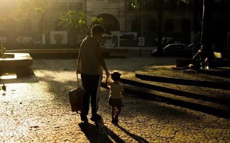 Desigualdade de Gênero: O peso do cuidado não remunerado sobre as mulheres