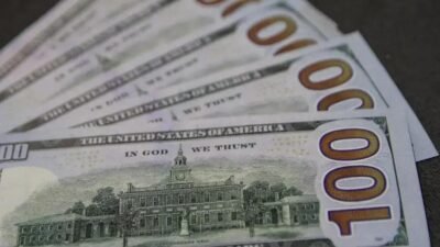 Dólar recua e Ibovespa bate recorde em dia de otimismo nos mercados