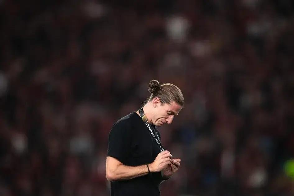 Filipe Luís faz história e conquista a Libertadores como técnico e jogador