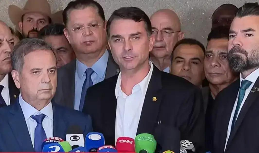 Flávio Bolsonaro mobiliza PL pela anistia após prisão de Jair Bolsonaro
