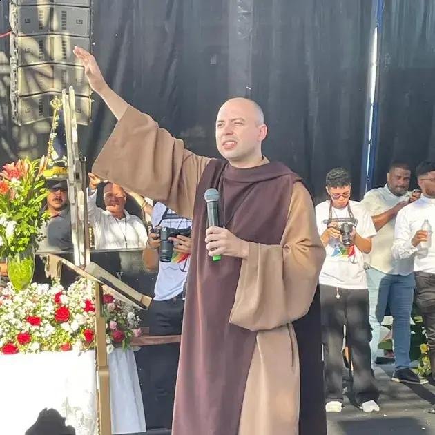 Frei Gilson encanta mais de 20 mil pessoas em mega evento católico em Alagoinhas