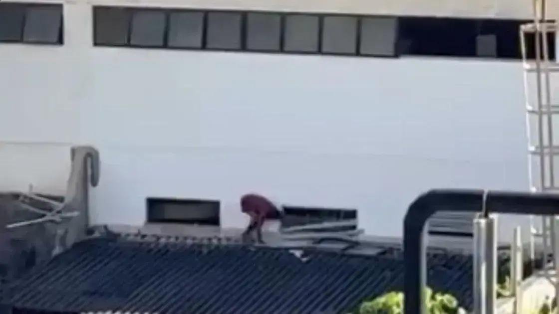 Homem é flagrado invadindo antiga sede dos Correios em Salvador