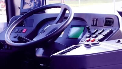 Homem é preso após roubar ônibus e levar passageiros com segurança no Canadá